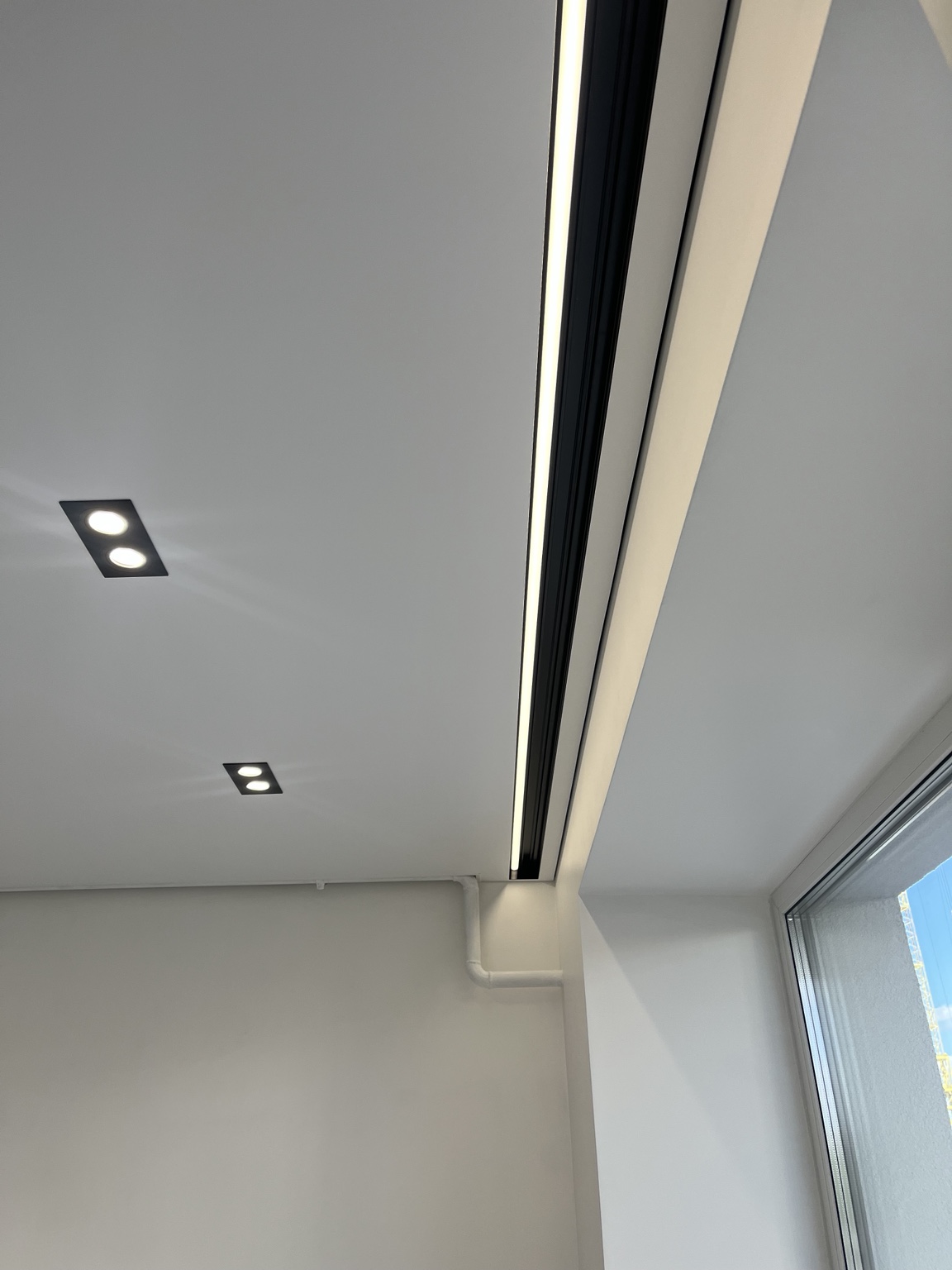 Прихований карниз із вбудованою LED-підсвіткою