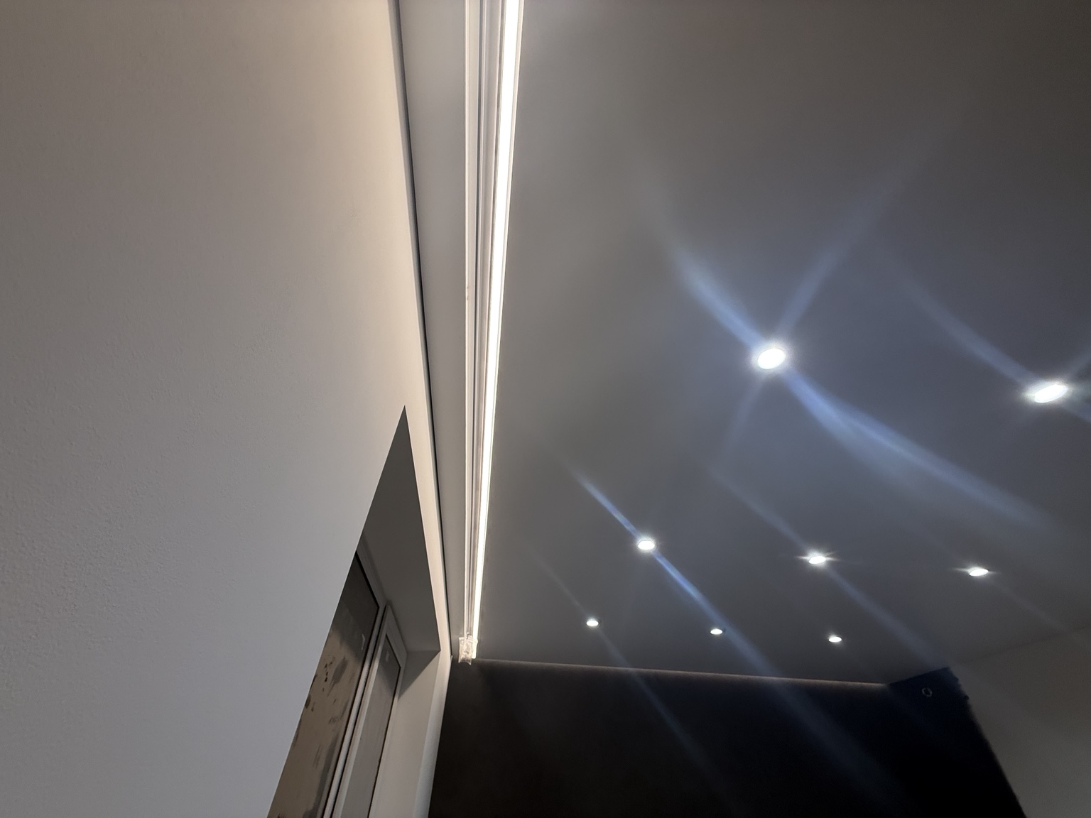 Карнизна ніша з LED-підсвіткою в темному інтер'єрі